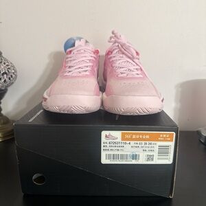 Brand new 361° Quik Light basketball shoes in a pink colorway.